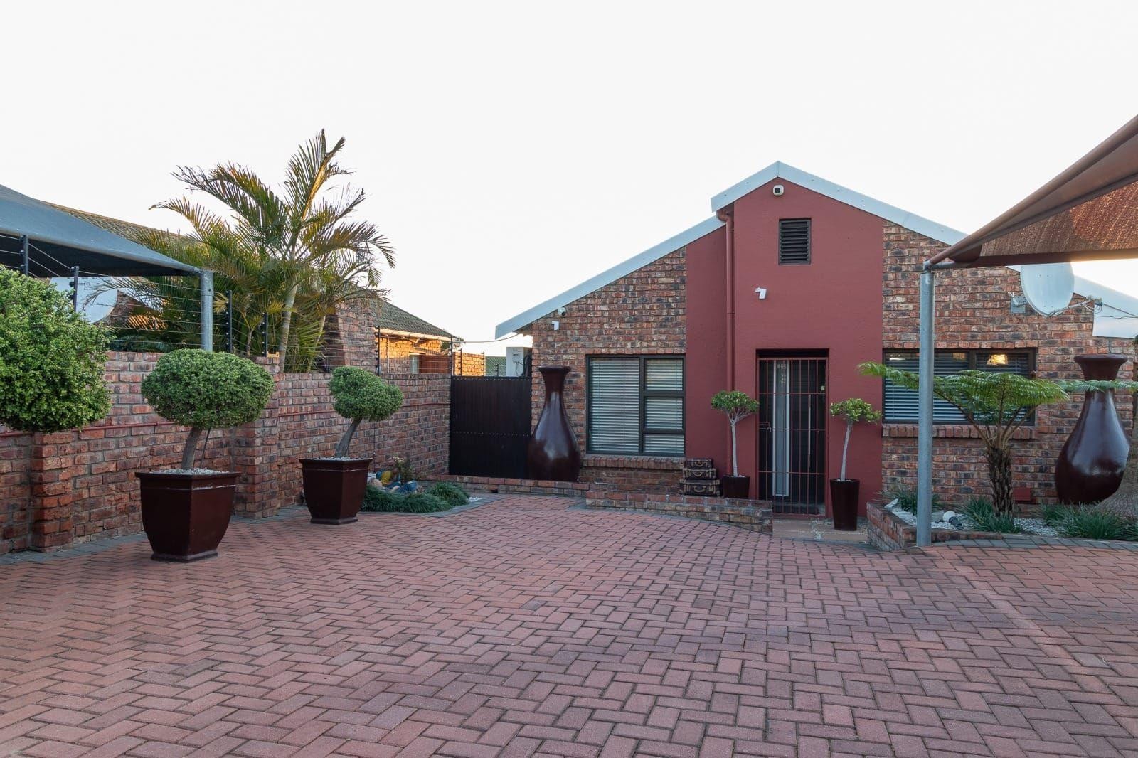 House for sale in Strelitzia Park, Uitenhage, 336 m²