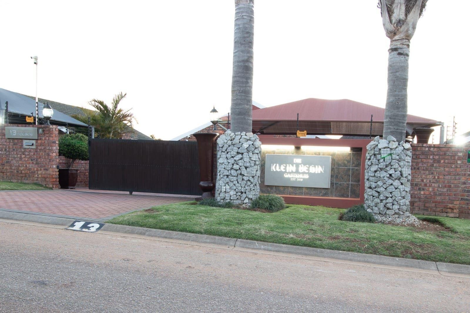 House for sale in Strelitzia Park, Uitenhage, 336 m²
