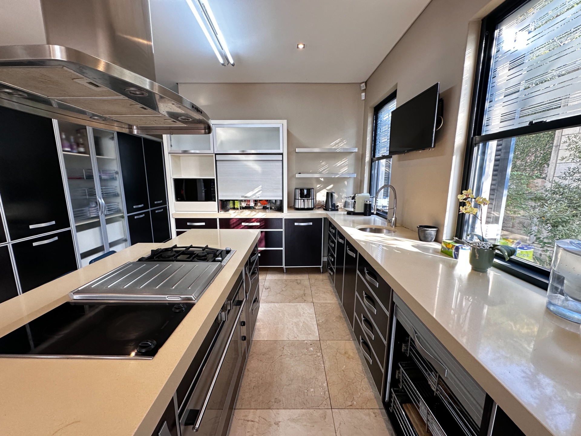 House for rent in Waterkloof Boulevard Estate, Waterkloof Ridge, Pretoria, 1251 m²