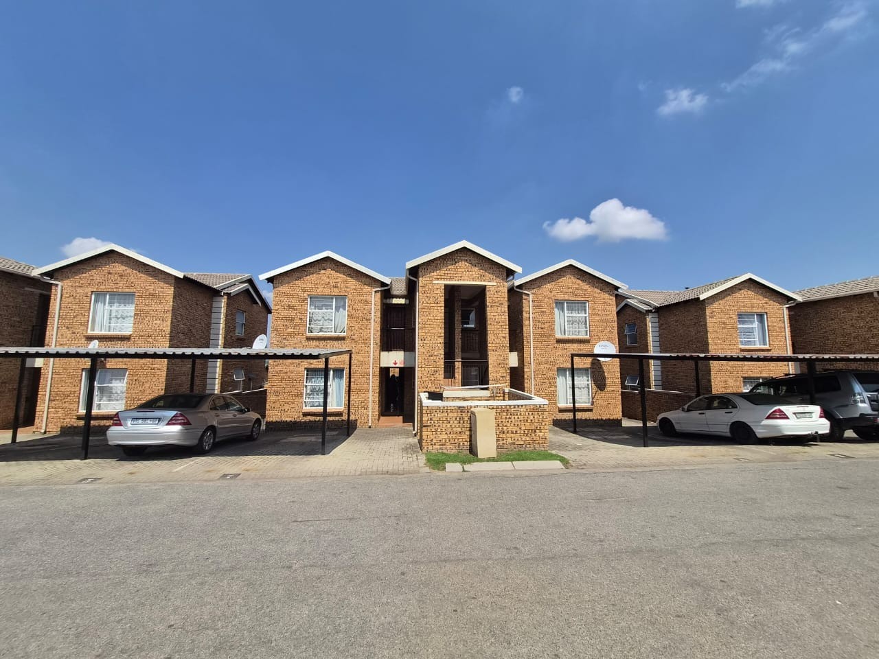 Apartment for sale in Honeypark, Roodepoort, 61 m²