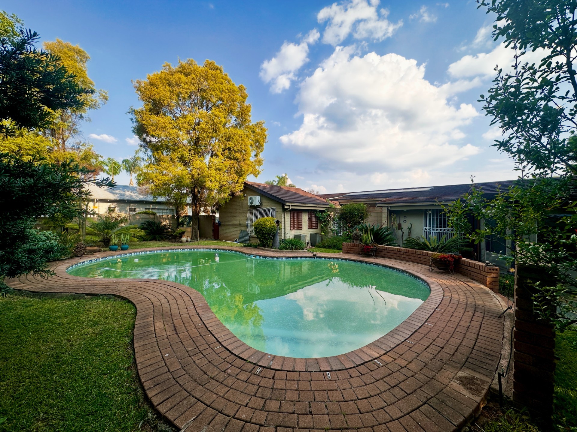 House for sale in Moregloed, Pretoria, 1047 m²