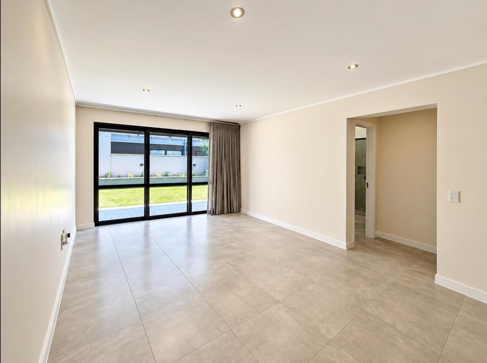 Apartment for rent in Hyde Park, Sandton, 145 m²
