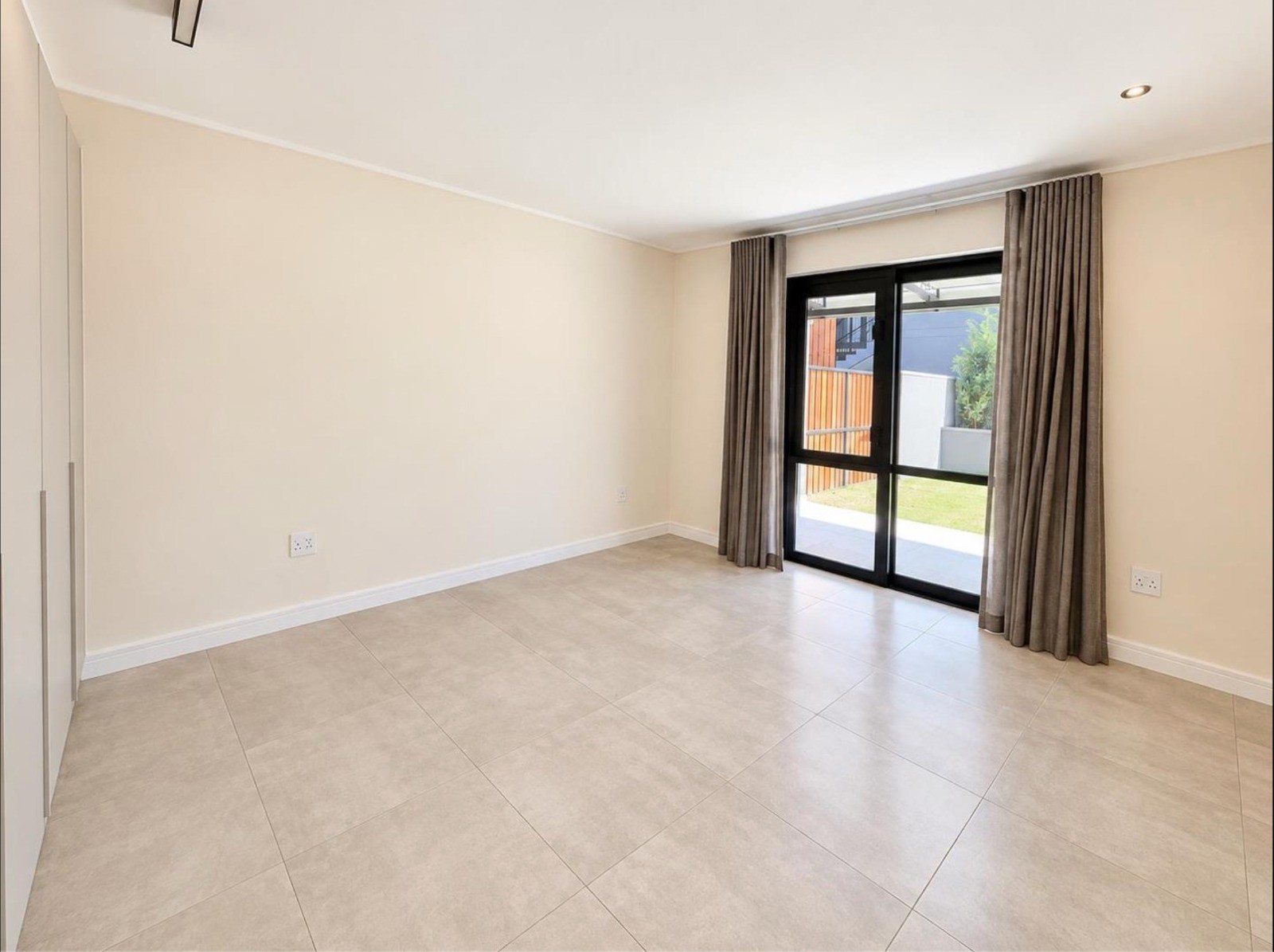 Apartment for rent in Hyde Park, Sandton, 145 m²