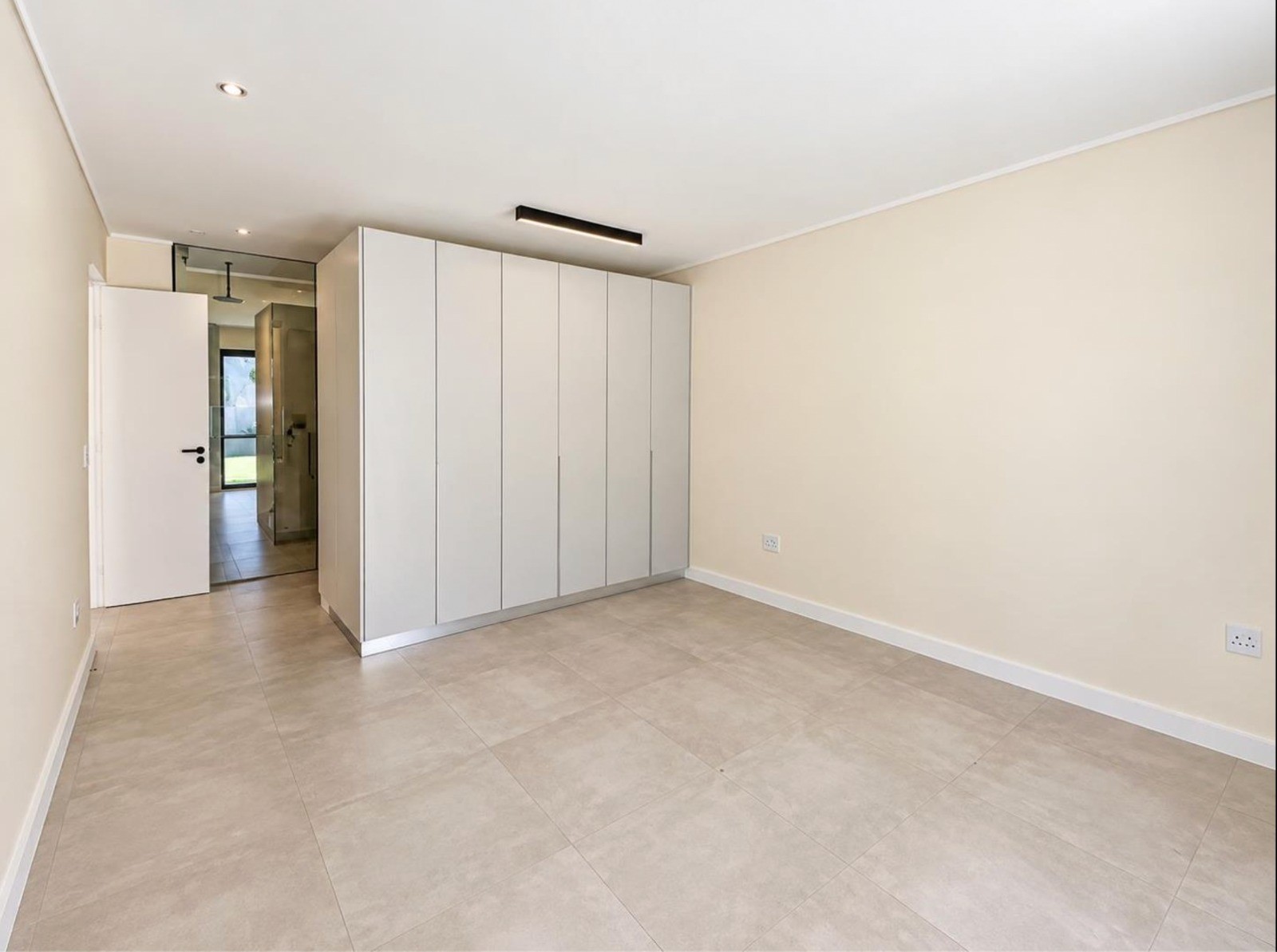 Apartment for rent in Hyde Park, Sandton, 145 m²
