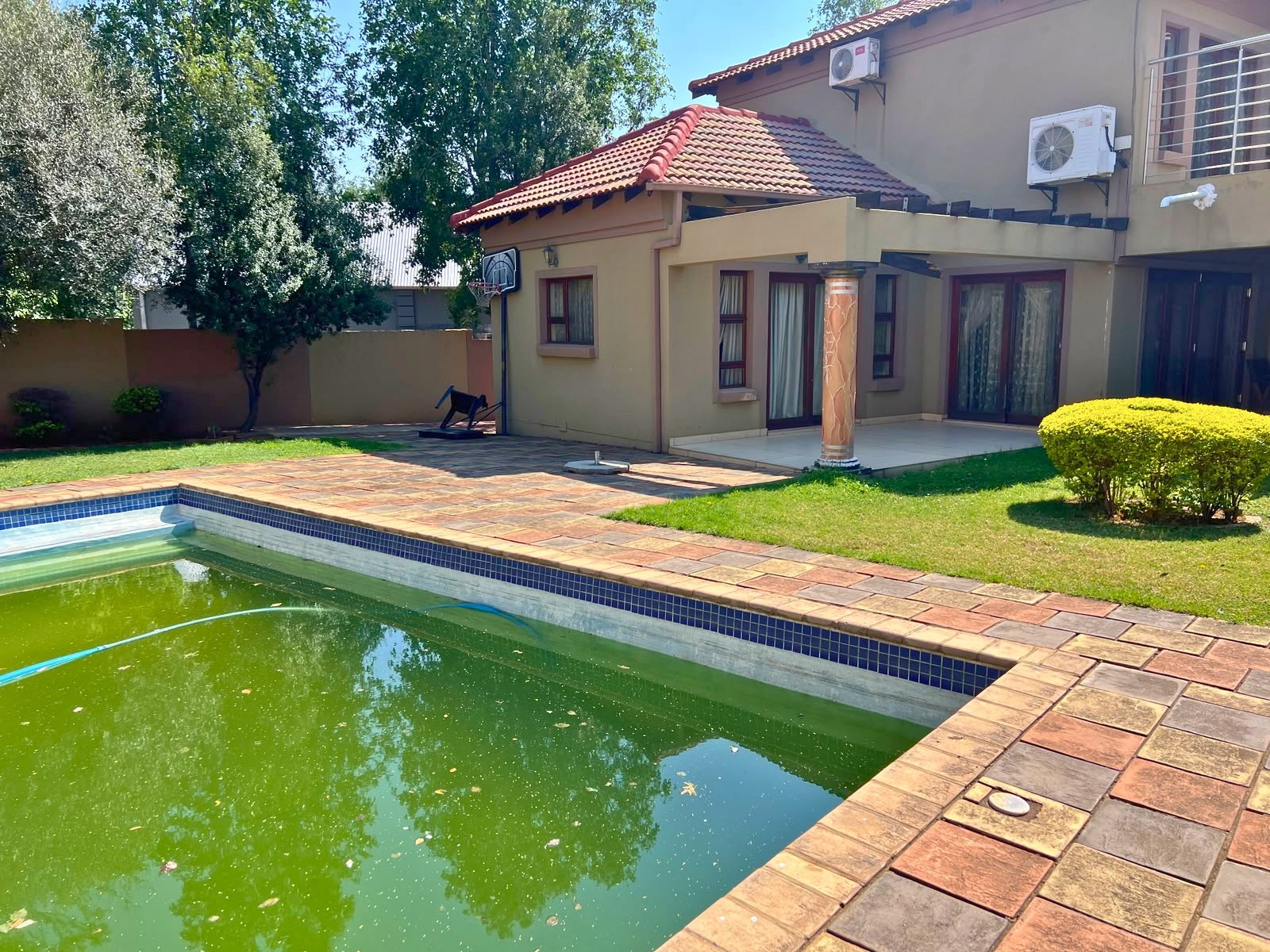 House for sale in Rooihuiskraal North, Centurion, 1003 m²