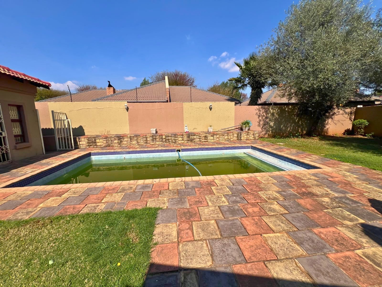 House for sale in Rooihuiskraal North, Centurion, 1003 m²