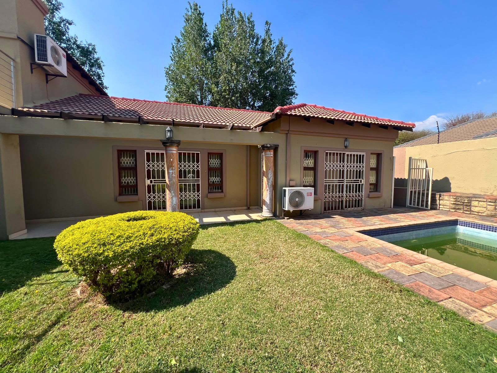 House for sale in Rooihuiskraal North, Centurion, 1003 m²