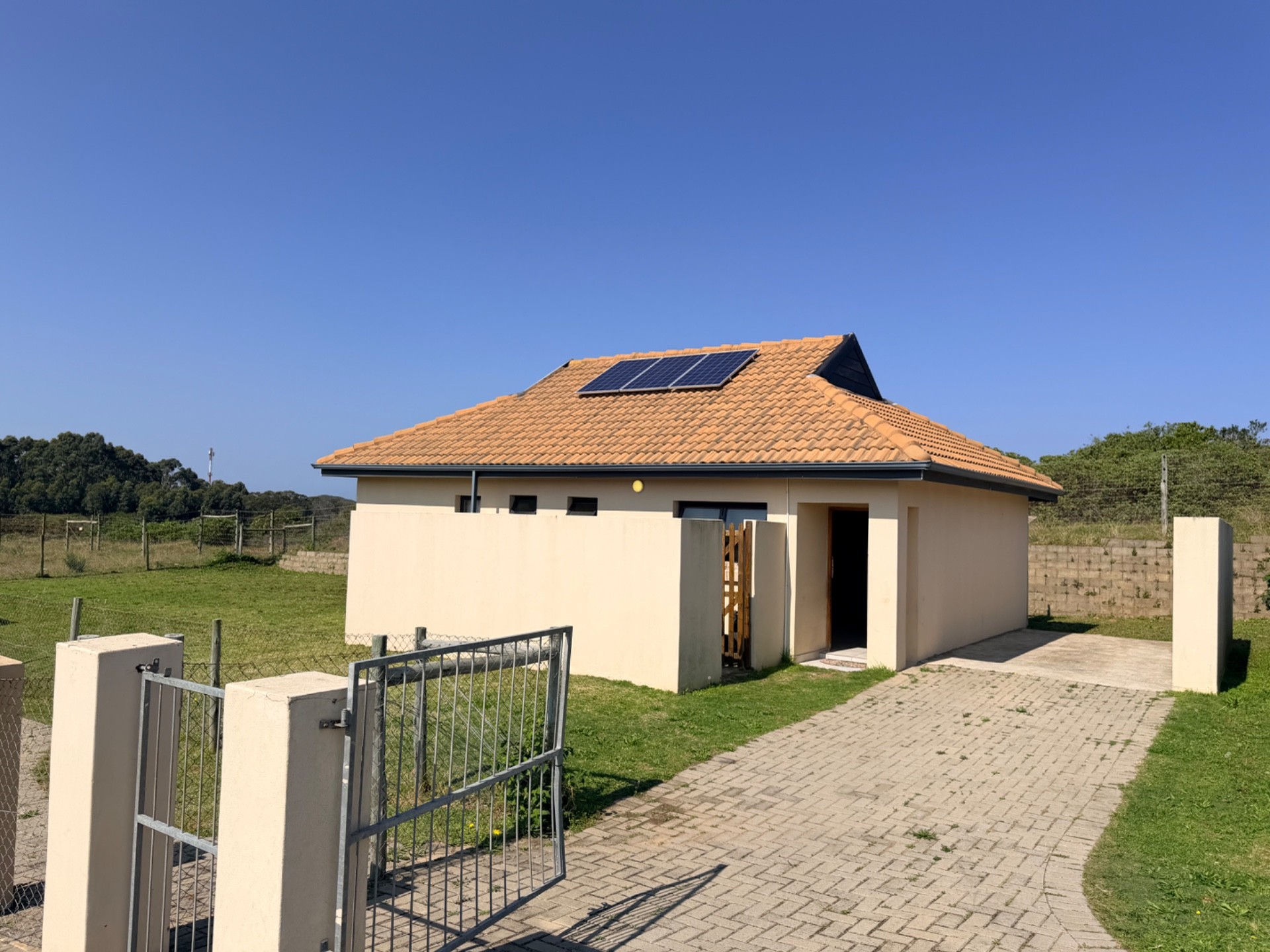 Complex for sale in Kidds Beach, East London, 89 m²