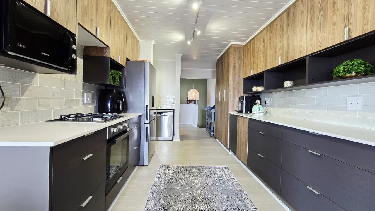 Prime Mossel Bay Location with Income Potential!