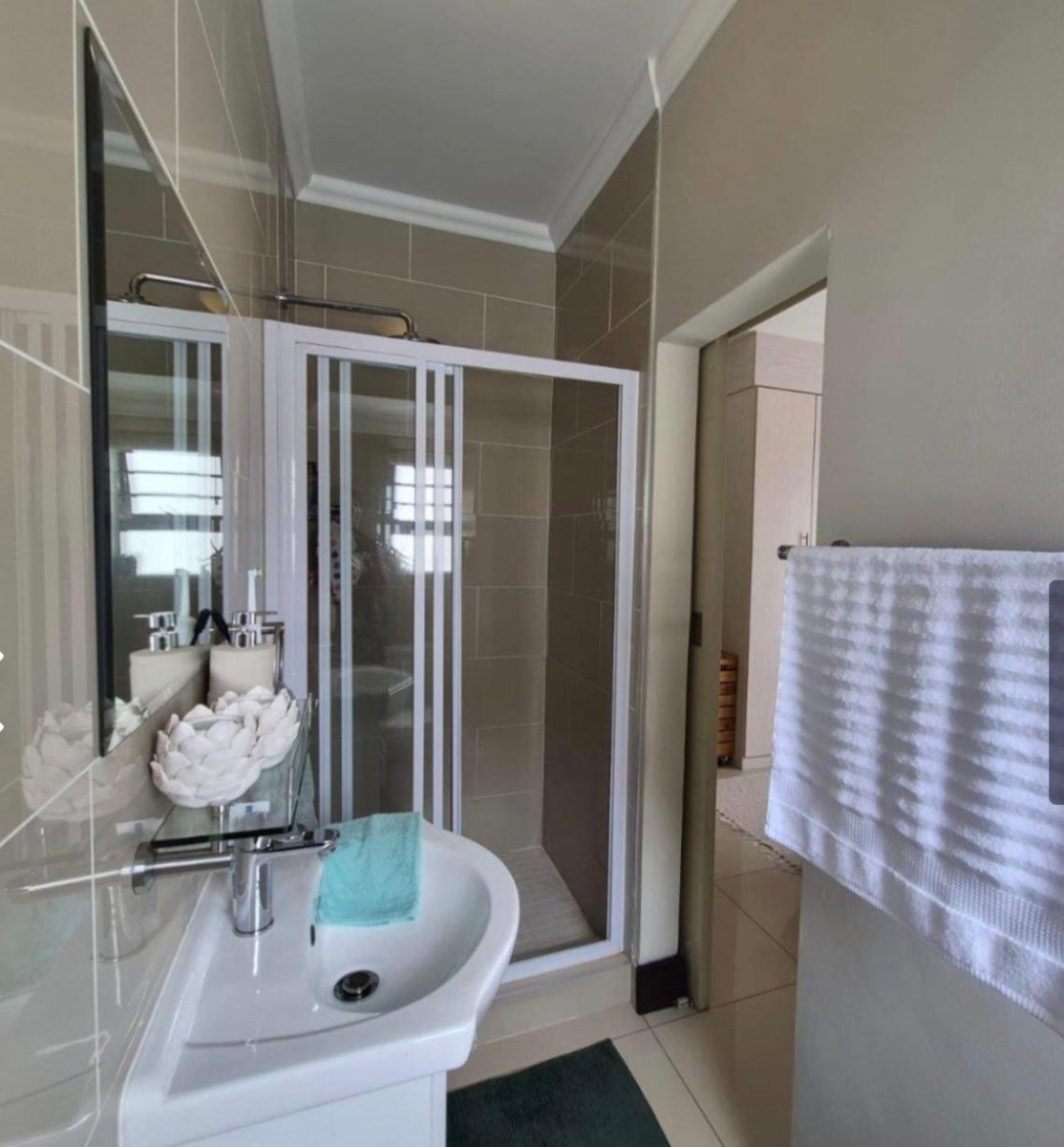 Apartment for rent in Crowthorne AH, Midrand, 12A  (2nd floor), The Edwards Place, 24 Edwards Evenue, Crowthorne AH, Midrand, Gauteng, 90 m²