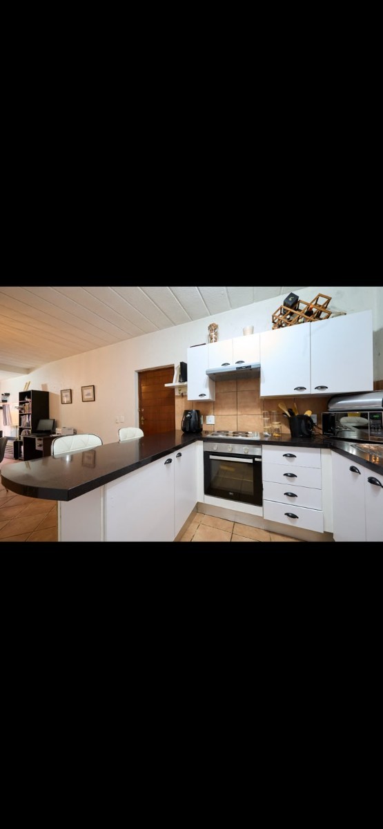 Apartment for sale in Douglasdale, Sandton, 77 m²