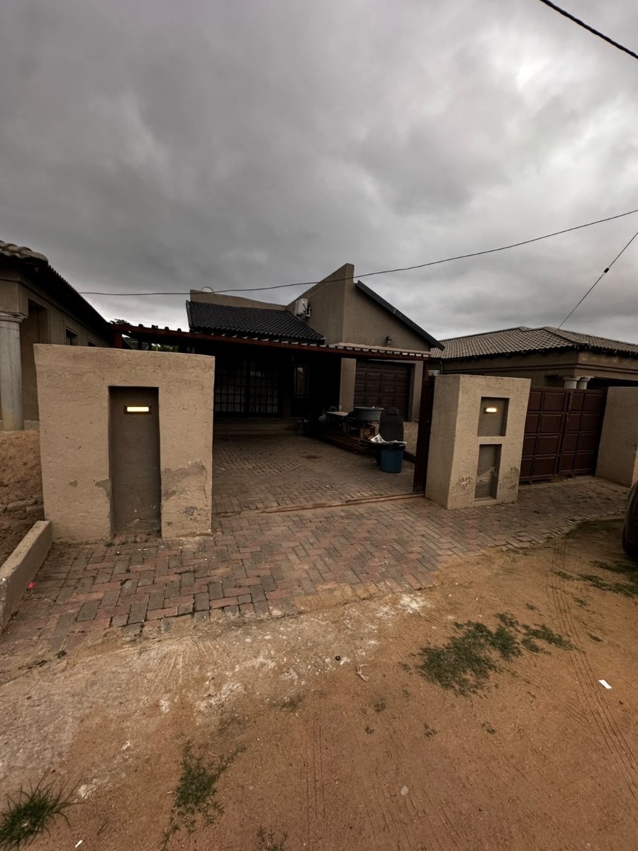 House for sale in Tekwane South, Tekwane, Nelspruit, 400 m²