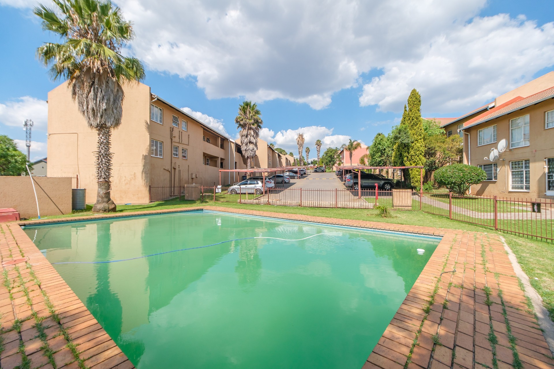 Apartment for sale in Lindhaven, Roodepoort, 60 m²