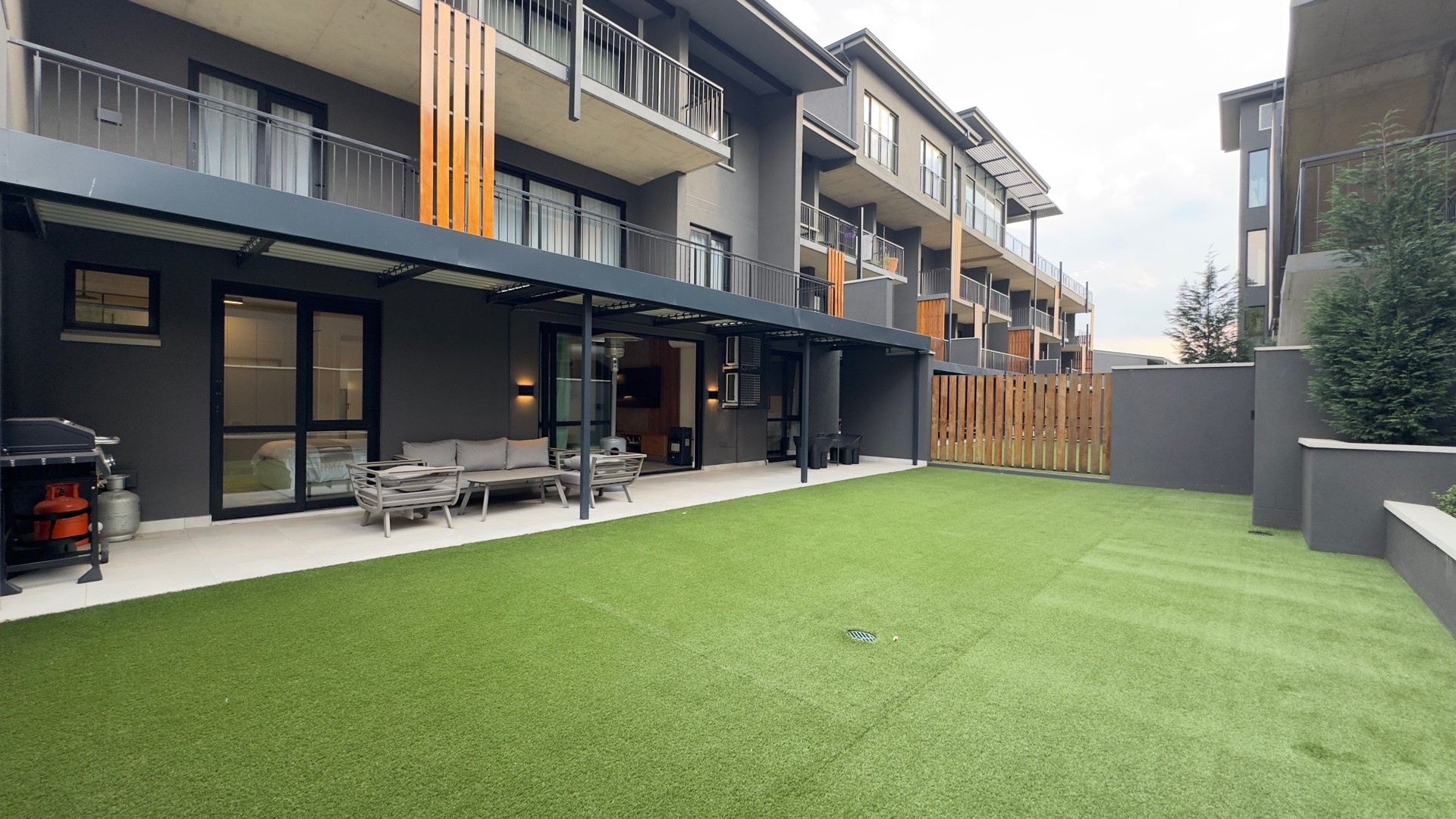 Apartment for rent in Hyde Park, Sandton, 145 m²