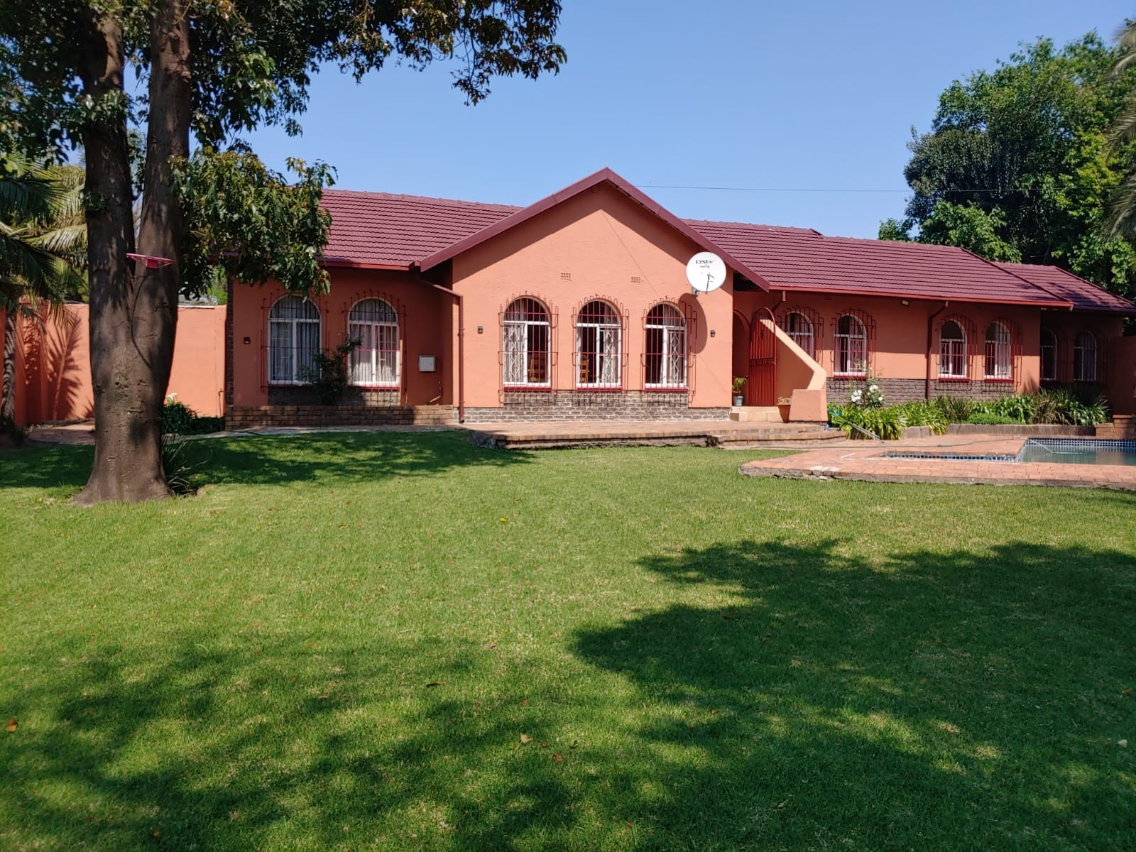 Spacious Home with Triple Garage, Flatlet and Pool