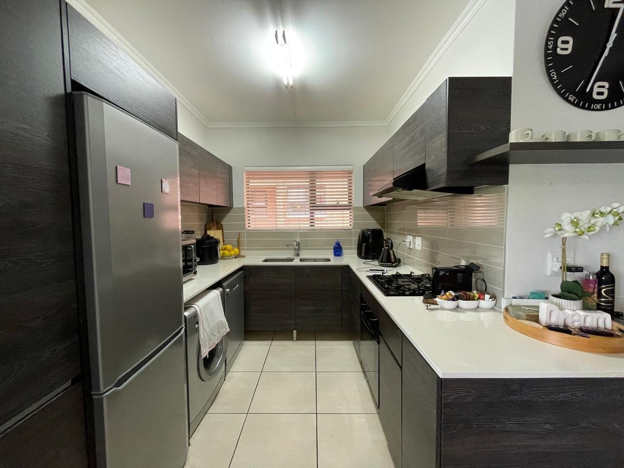 Apartment for rent in Olivedale, Randburg, 102 m²