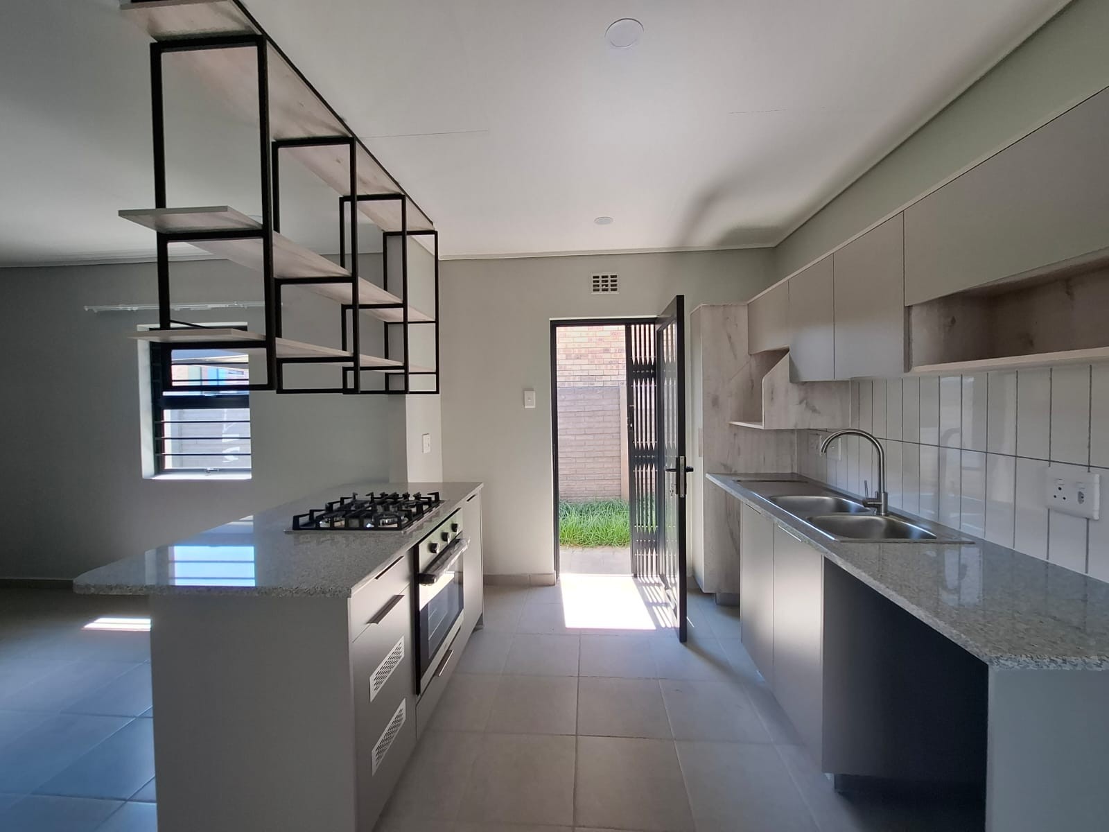 Townhouse for rent in Leopard's Rest Security Estate, Albertsdal, Alberton, 150 m²