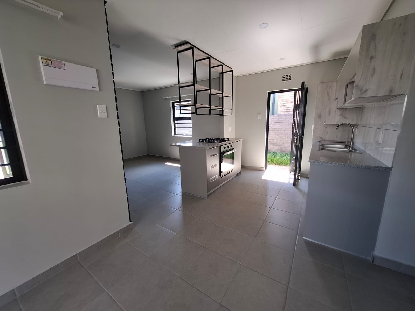 Townhouse for rent in Leopard's Rest Security Estate, Albertsdal, Alberton, 150 m²