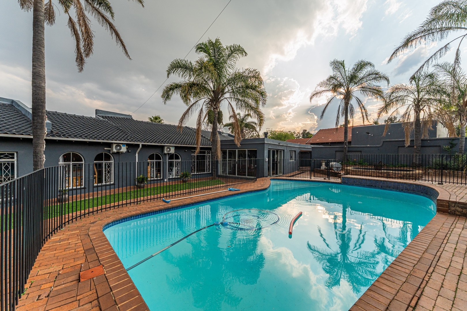 House for sale in Wilro Park, Roodepoort, 368 m²