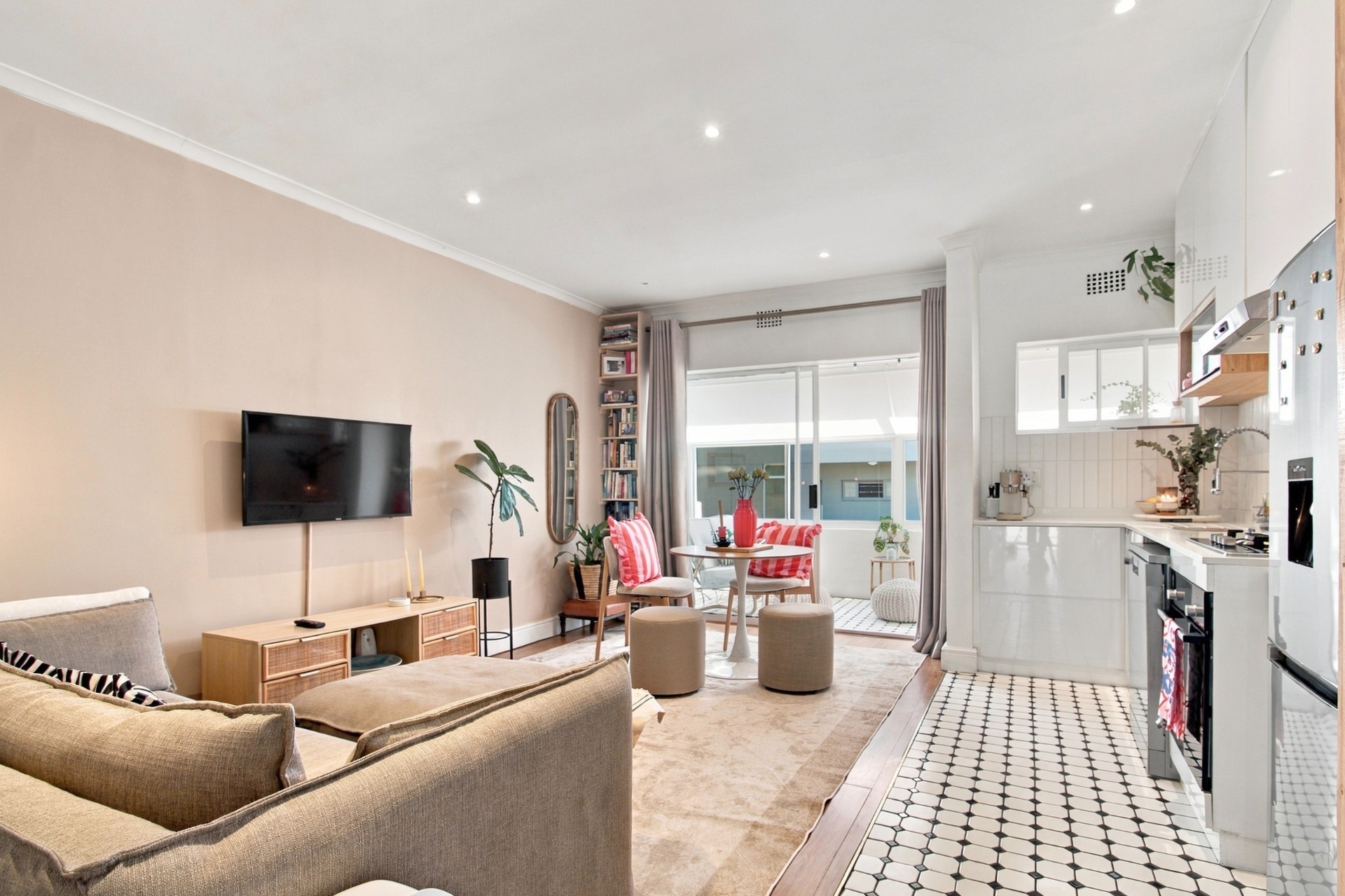 Apartment for sale in Sea Point, Cape Town, 49 m²