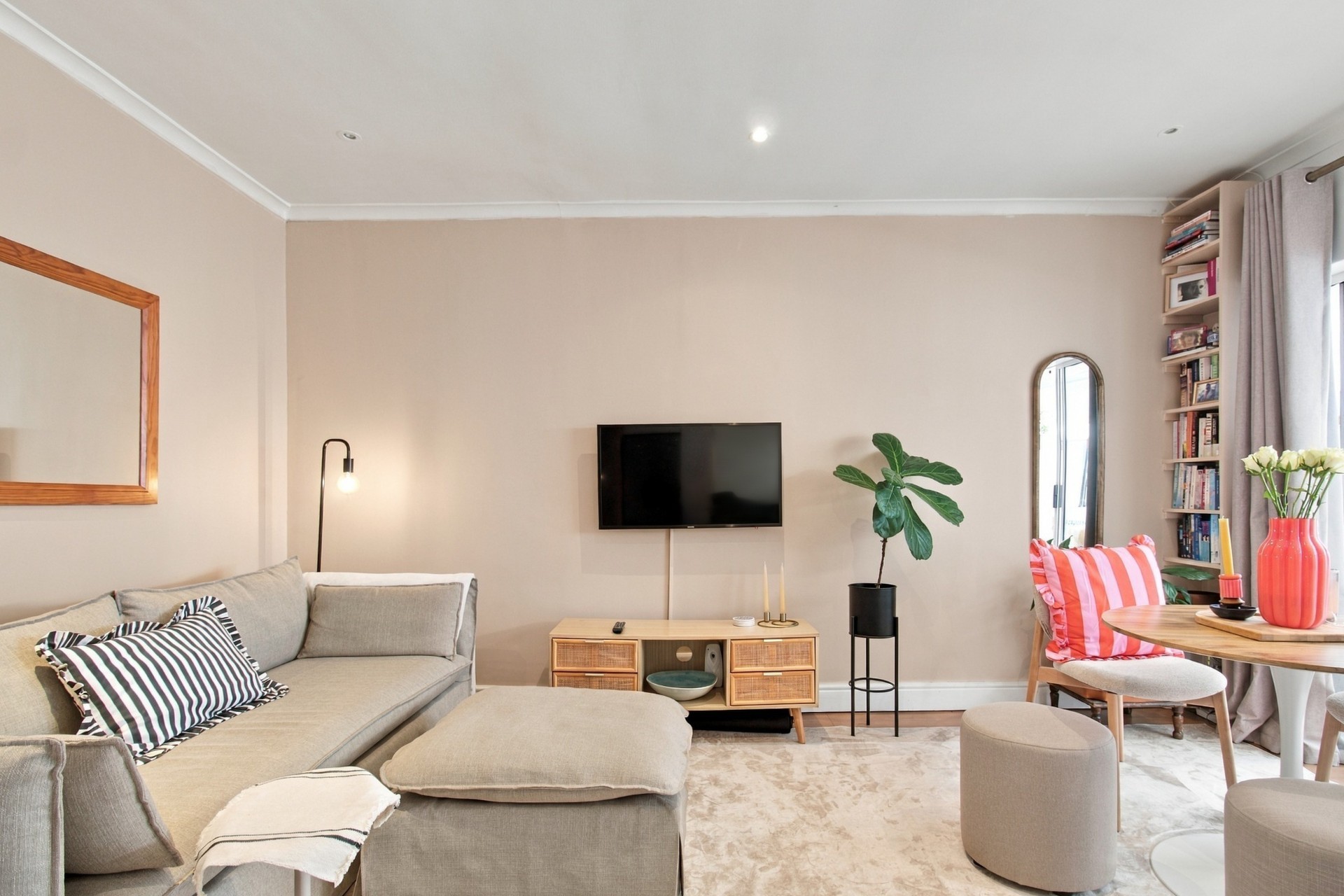 Apartment for sale in Sea Point, Cape Town, 49 m²