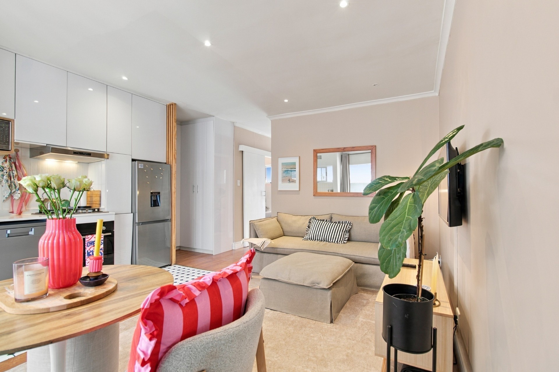 Apartment for sale in Sea Point, Cape Town, 49 m²