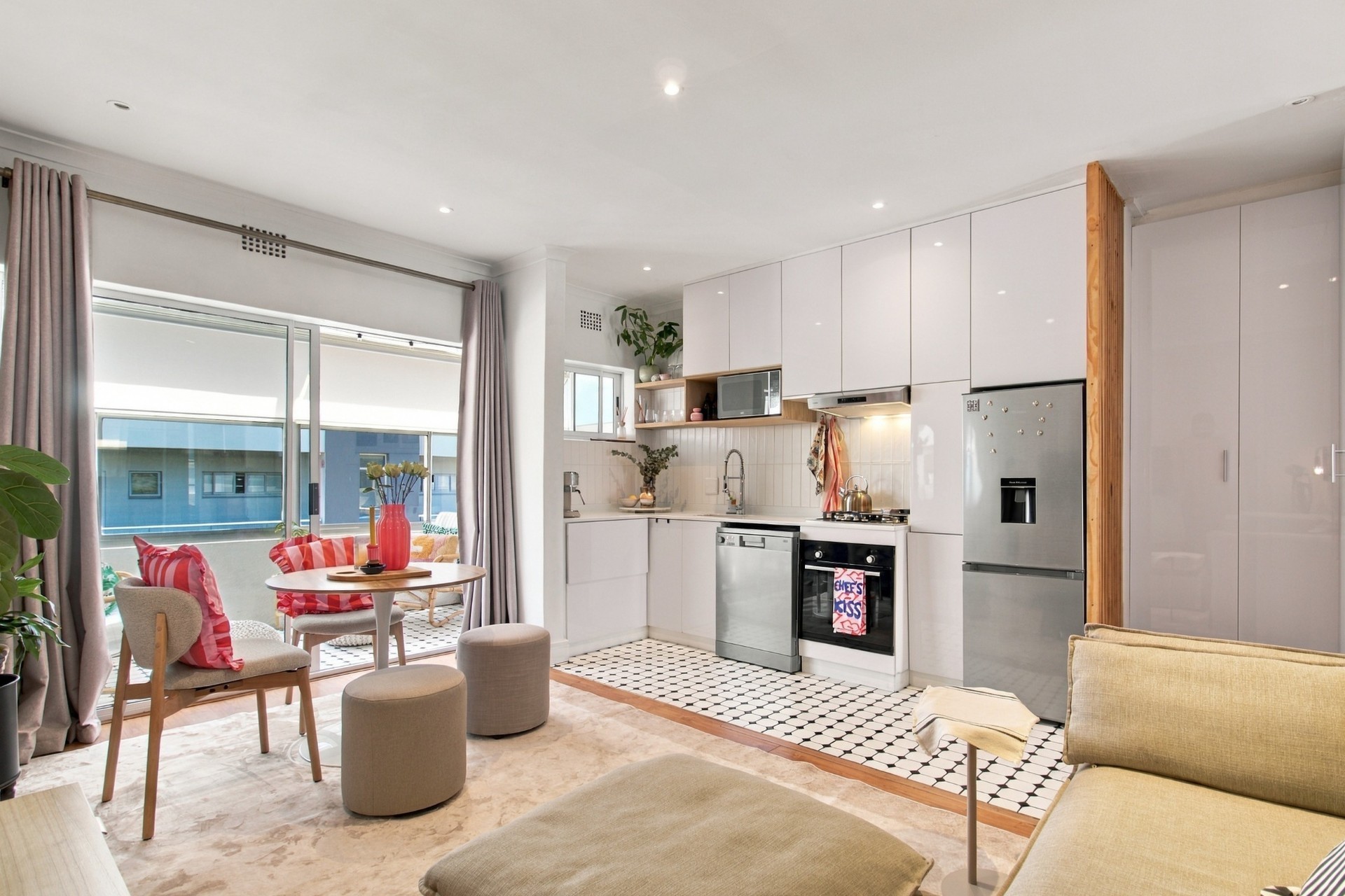 Apartment for sale in Sea Point, Cape Town, 49 m²