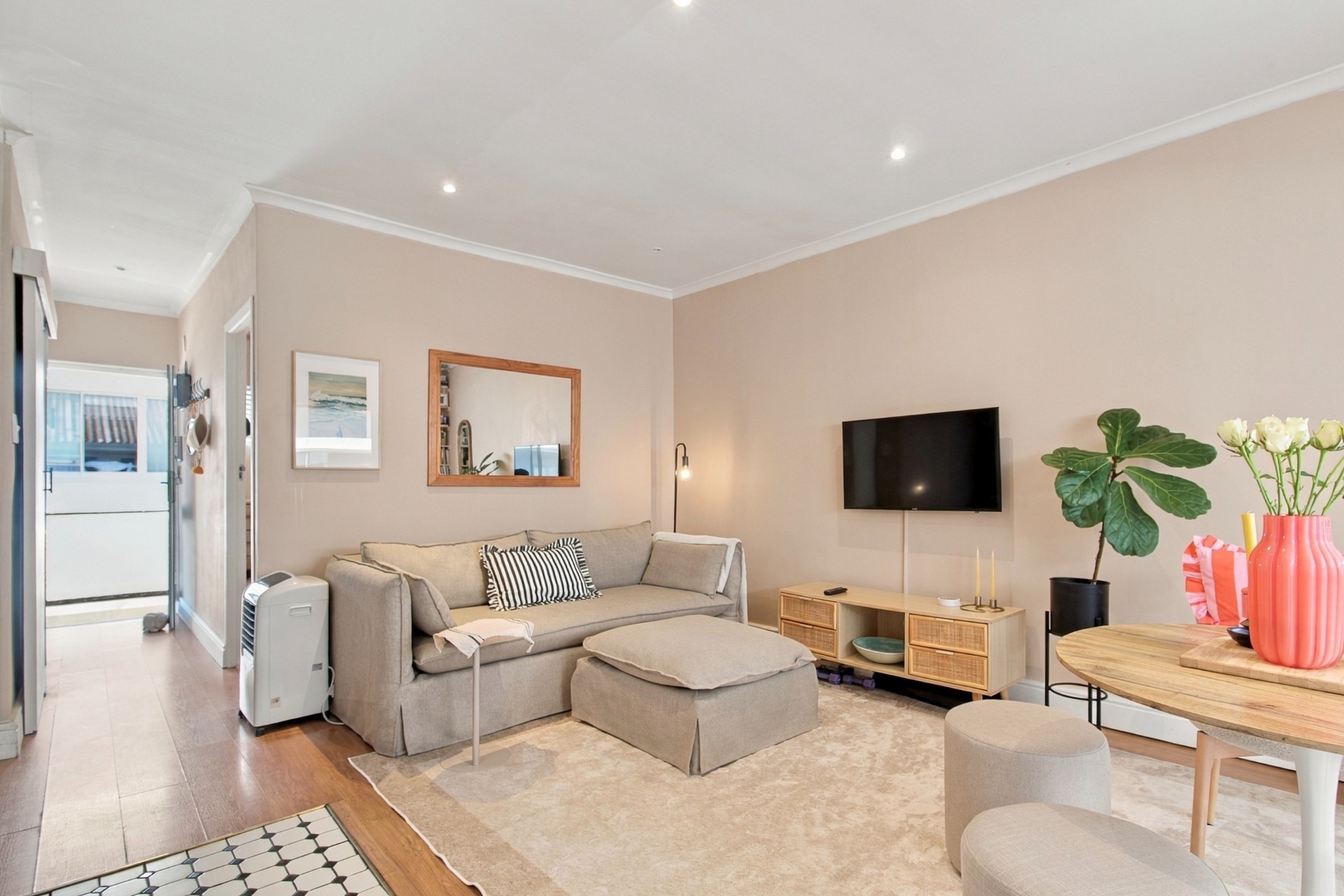 Apartment for sale in Sea Point, Cape Town, 49 m²