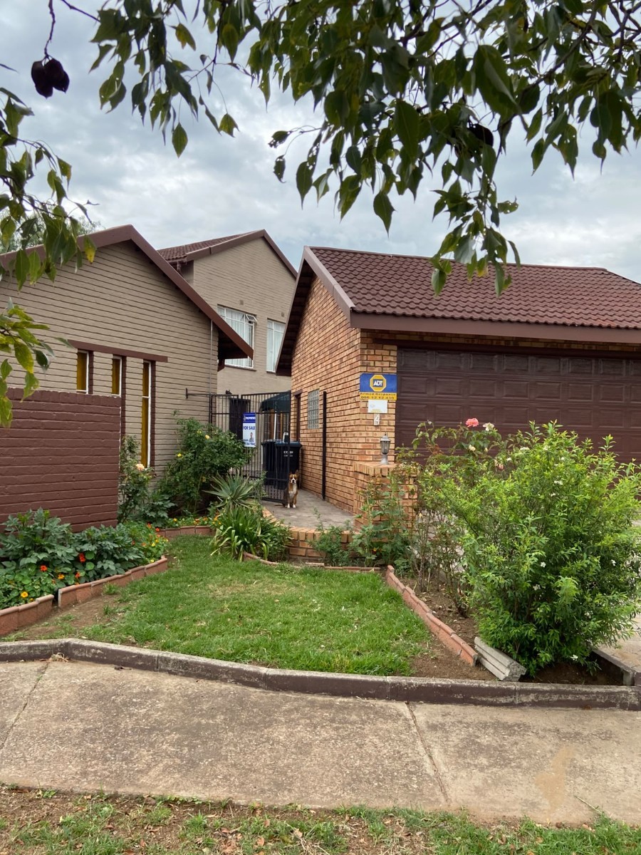 House for sale in Flora Gardens, Vanderbijlpark, 1260 m²