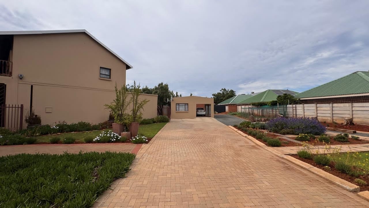 House for sale in Rhodesdene, Kimberley, 369 m²