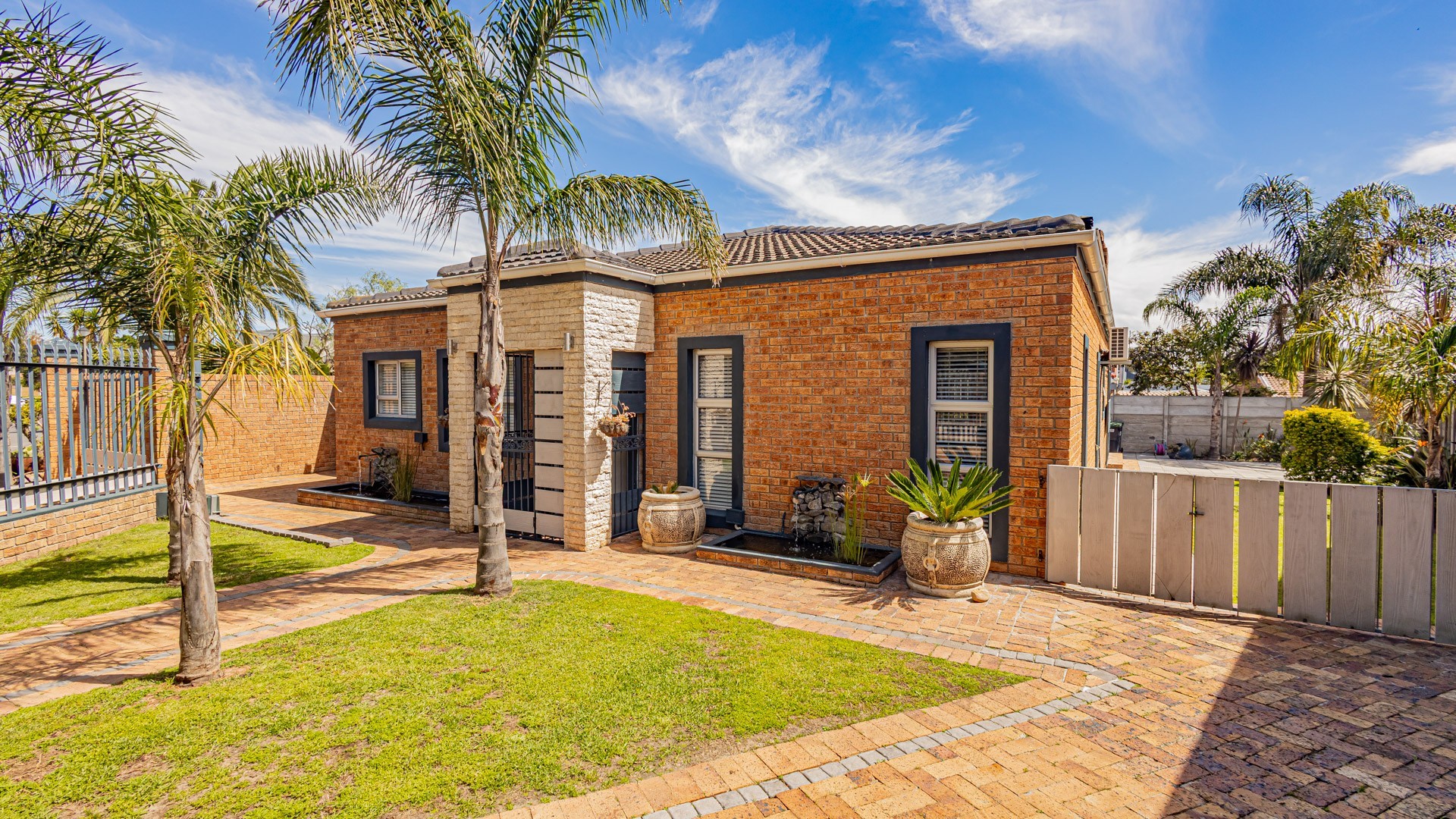 House for sale in Vredekloof Heights, Brackenfell, 240 m²