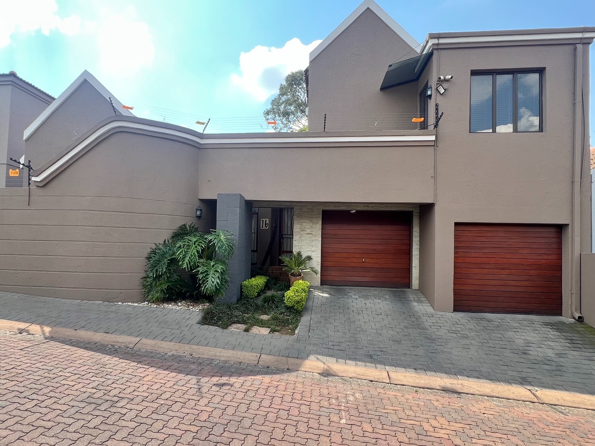 Townhouse for rent in Magaliessig, Sandton, 320 m²