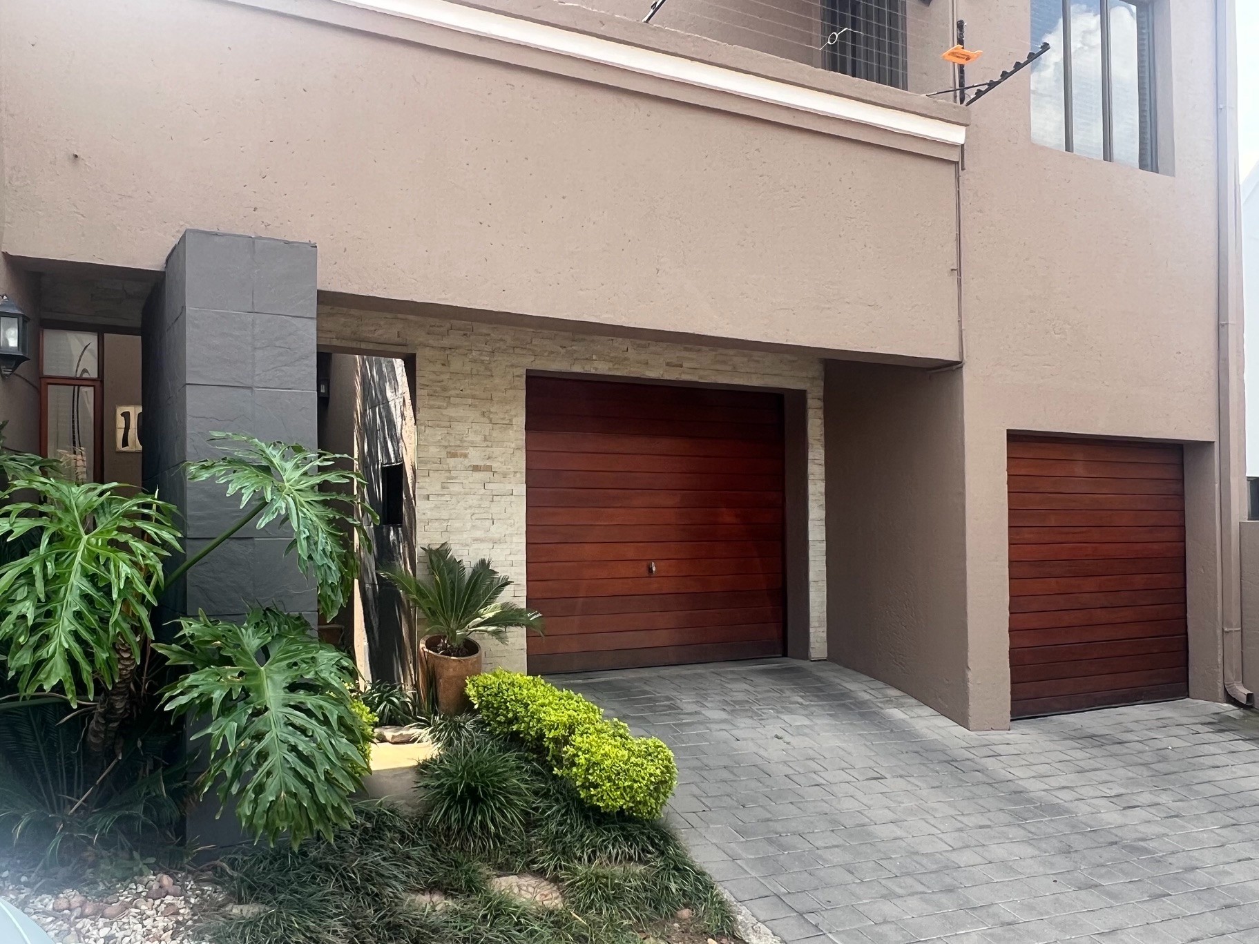 Townhouse for rent in Magaliessig, Sandton, 320 m²