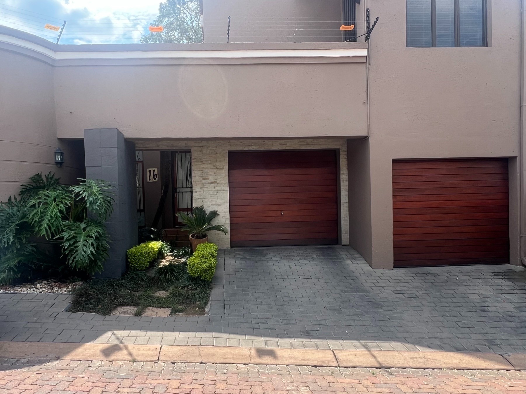 Townhouse for rent in Magaliessig, Sandton, 320 m²