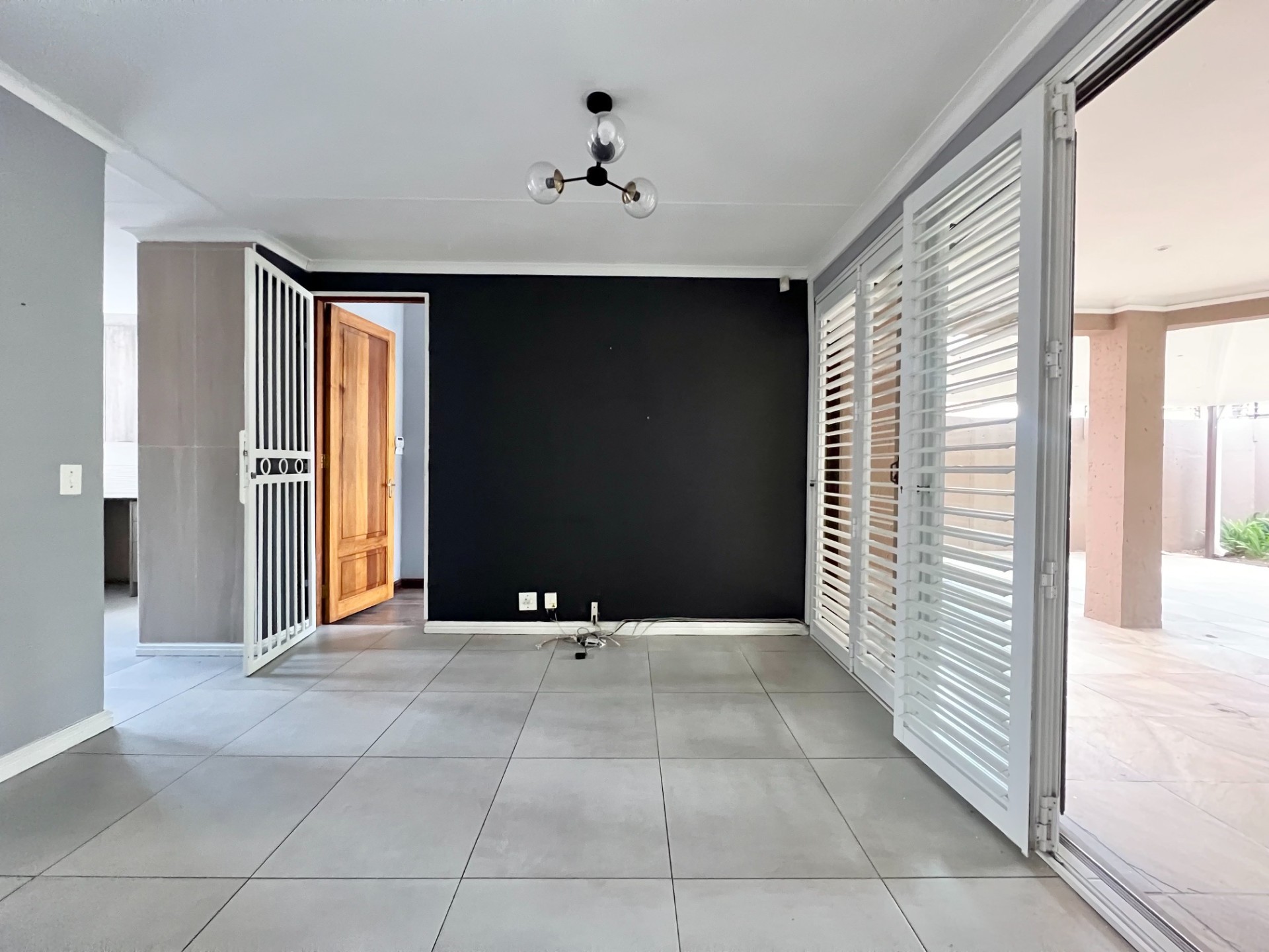 Townhouse for rent in Magaliessig, Sandton, 320 m²