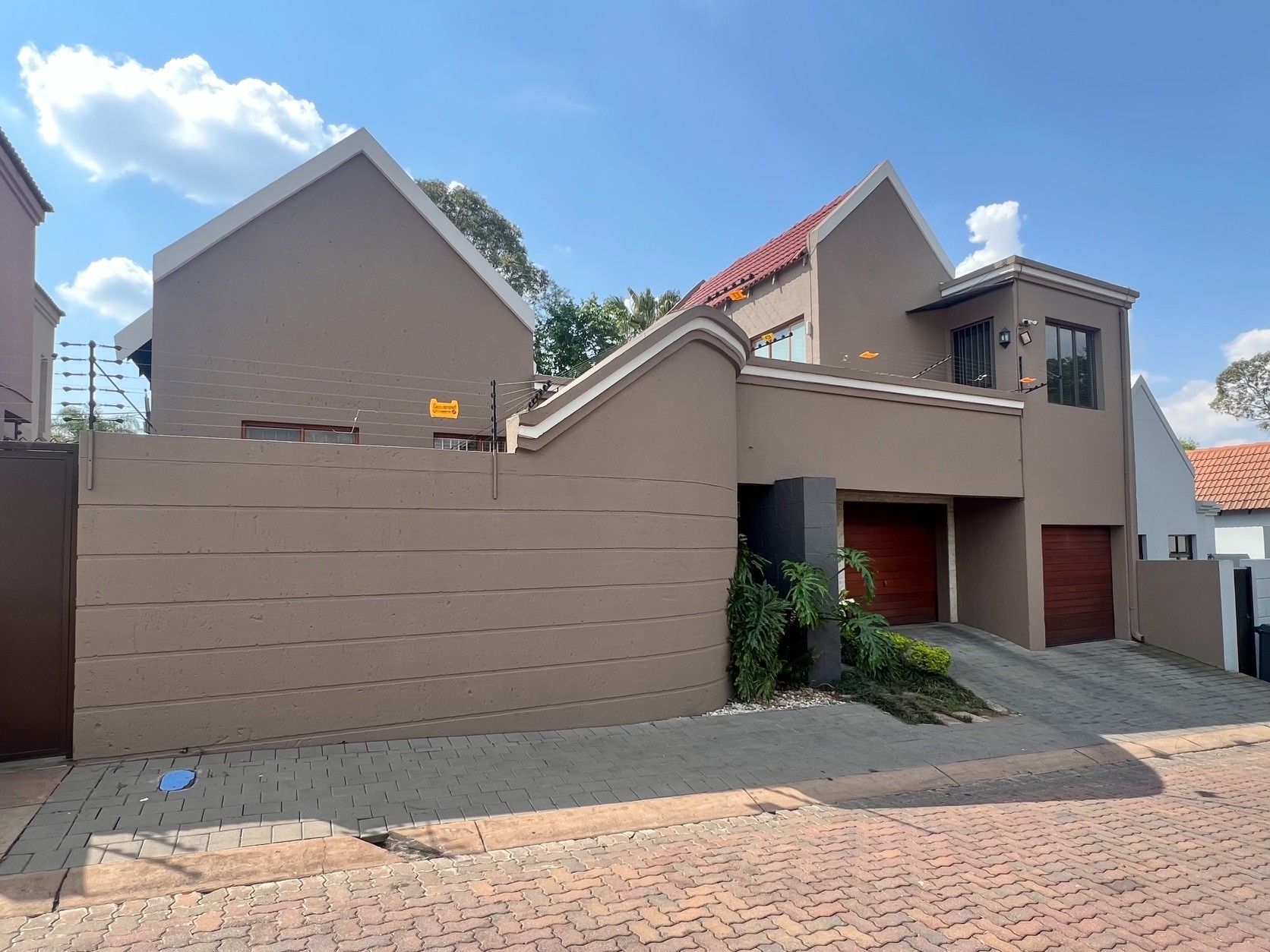 Townhouse for rent in Magaliessig, Sandton, 320 m²