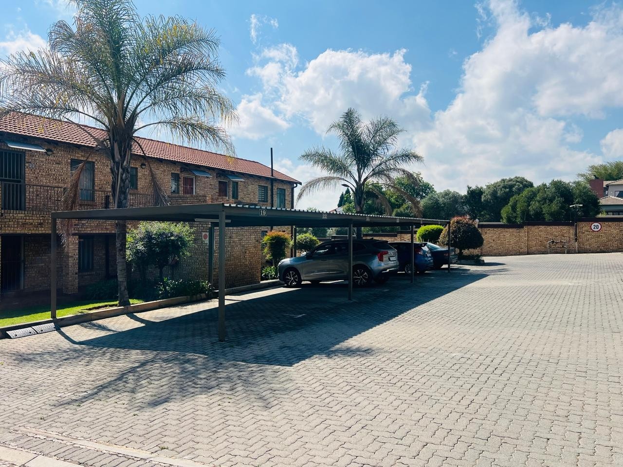 Apartment for sale in Honeydew Grove, Roodepoort, 60 m²