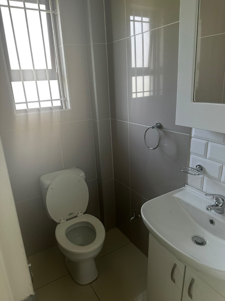 Cottage for rent in Greenside, Johannesburg, 38 m²