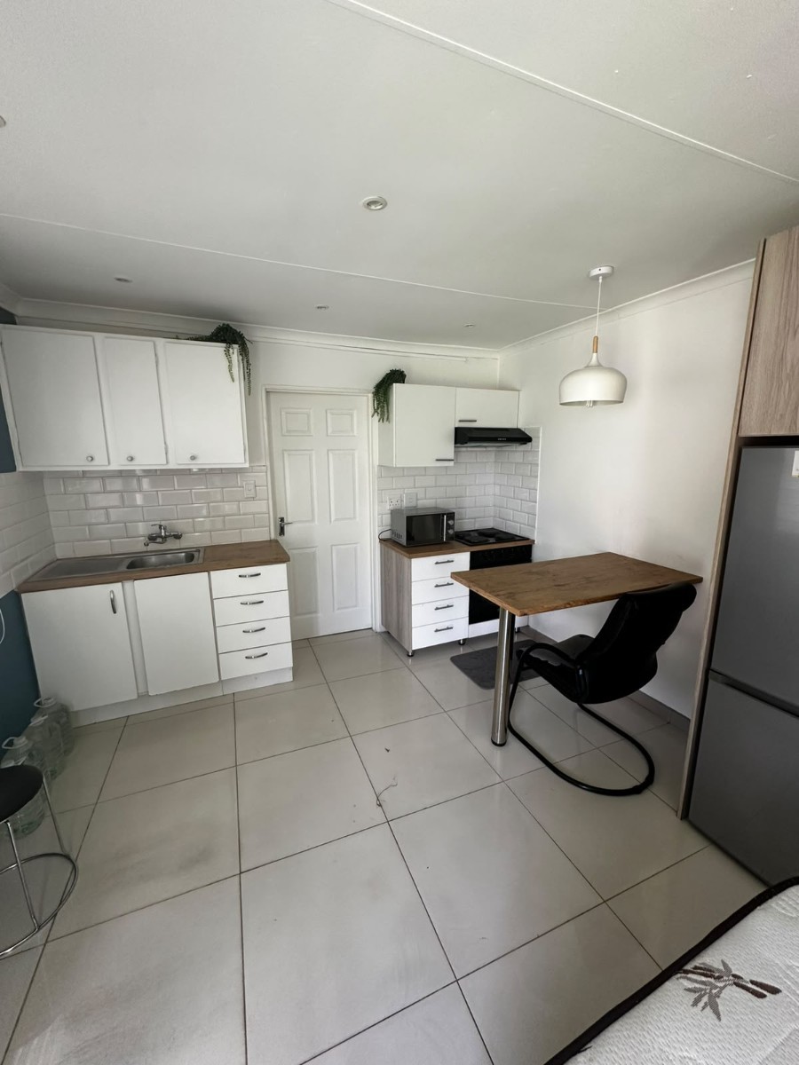 Cottage for rent in Greenside, Johannesburg, 38 m²