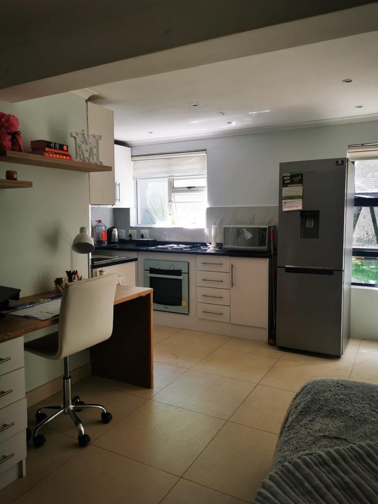 Cottage for rent in Greenside, Johannesburg, 50 m²