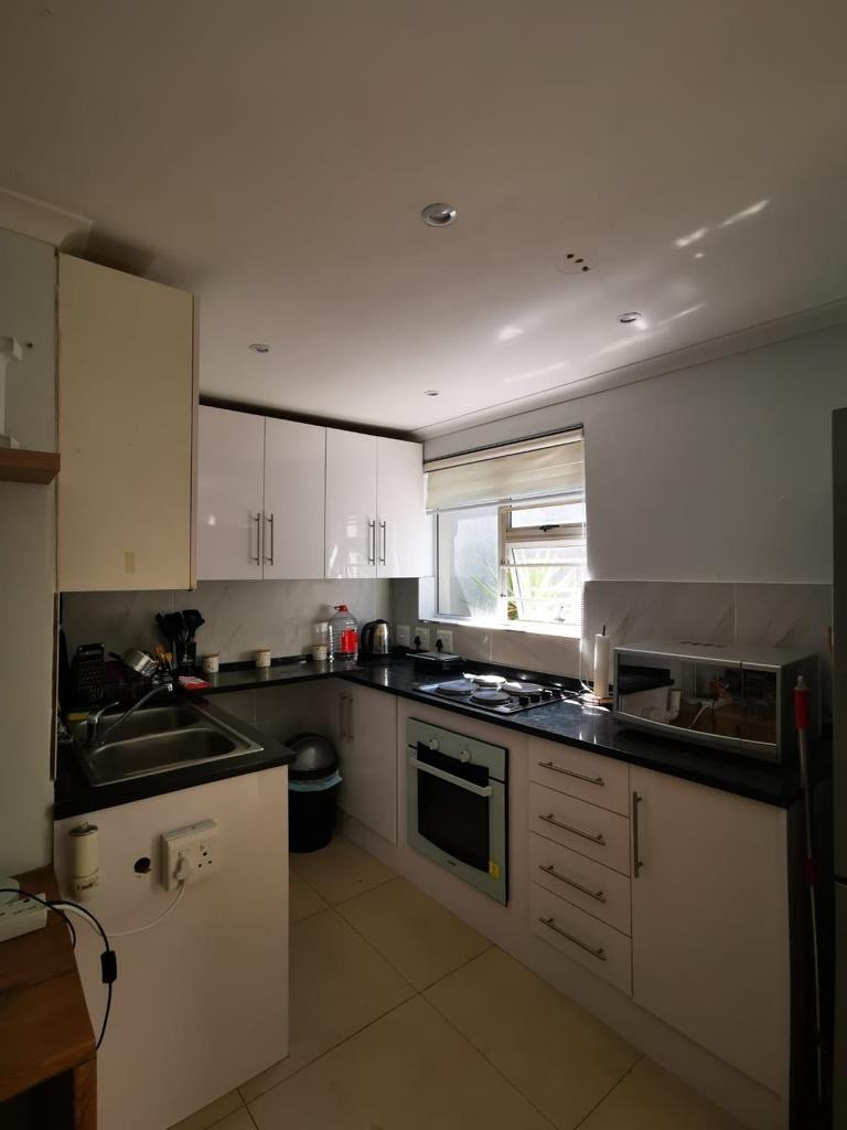 Cottage for rent in Greenside, Johannesburg, 50 m²
