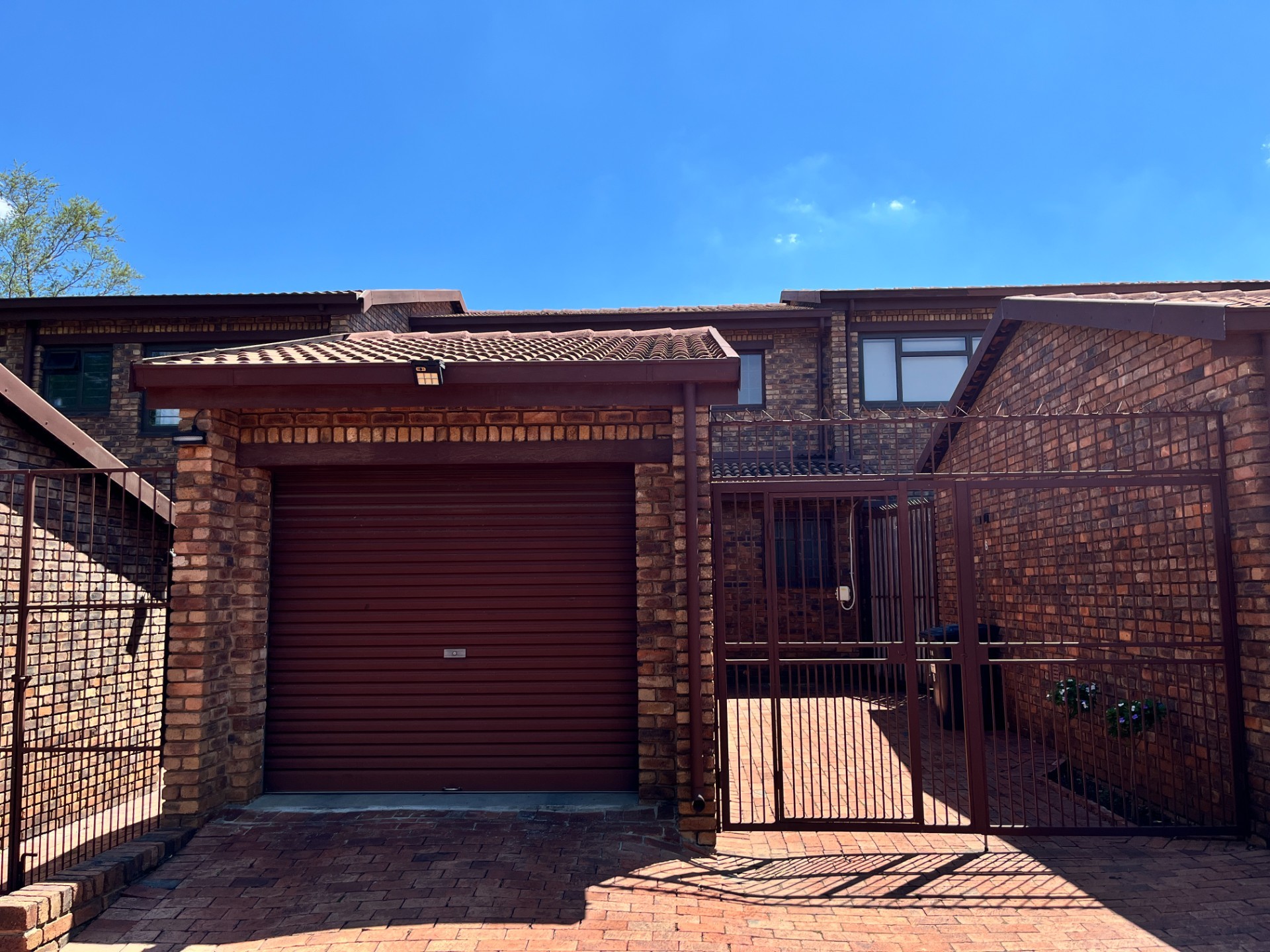 Townhouse for rent in Bergbron Ext 1, Roodepoort, 105 m²