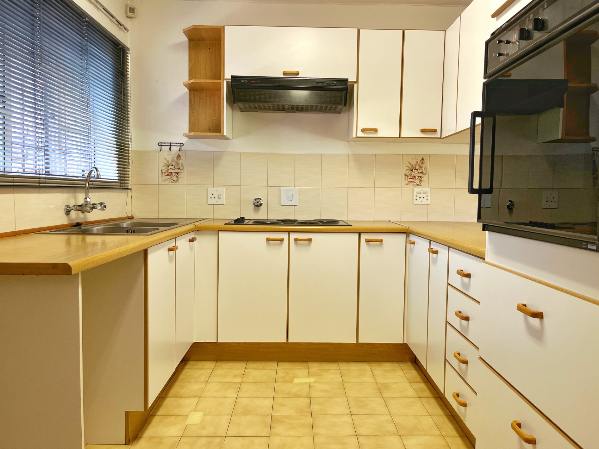 Townhouse for rent in Bergbron Ext 1, Roodepoort, 105 m²
