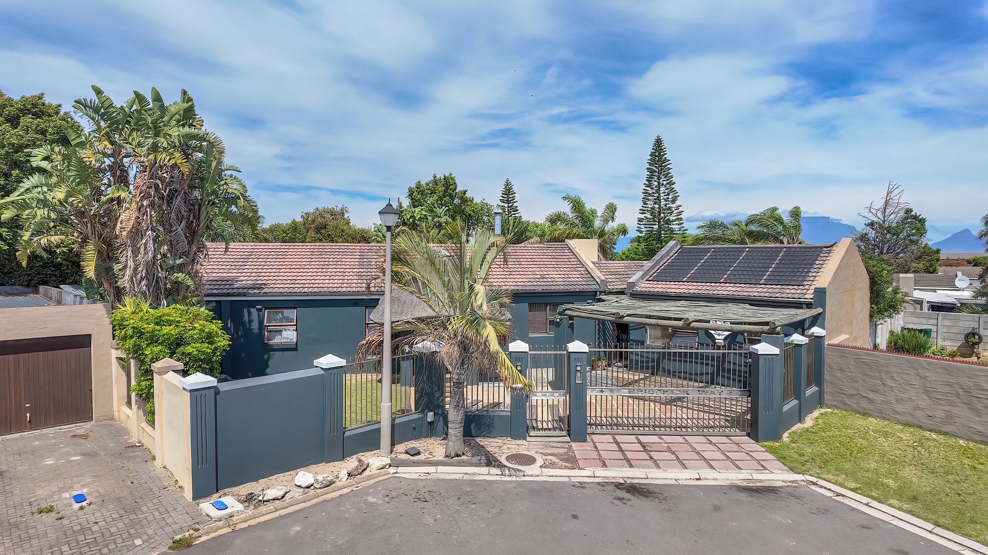 House for sale in Edgemead, Goodwood, 687 m²