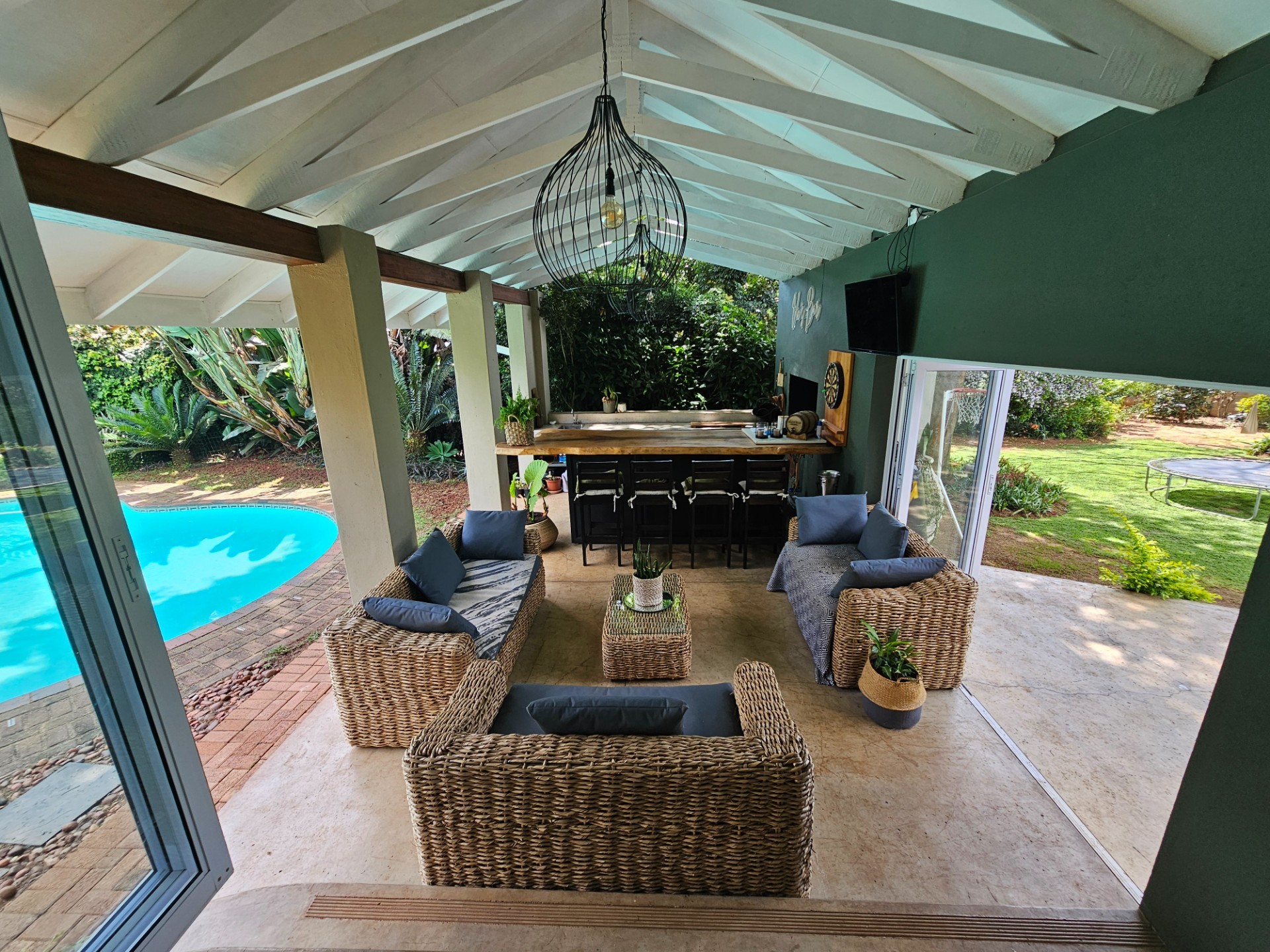 Family home and 1 Bed cottage, White River close to schools