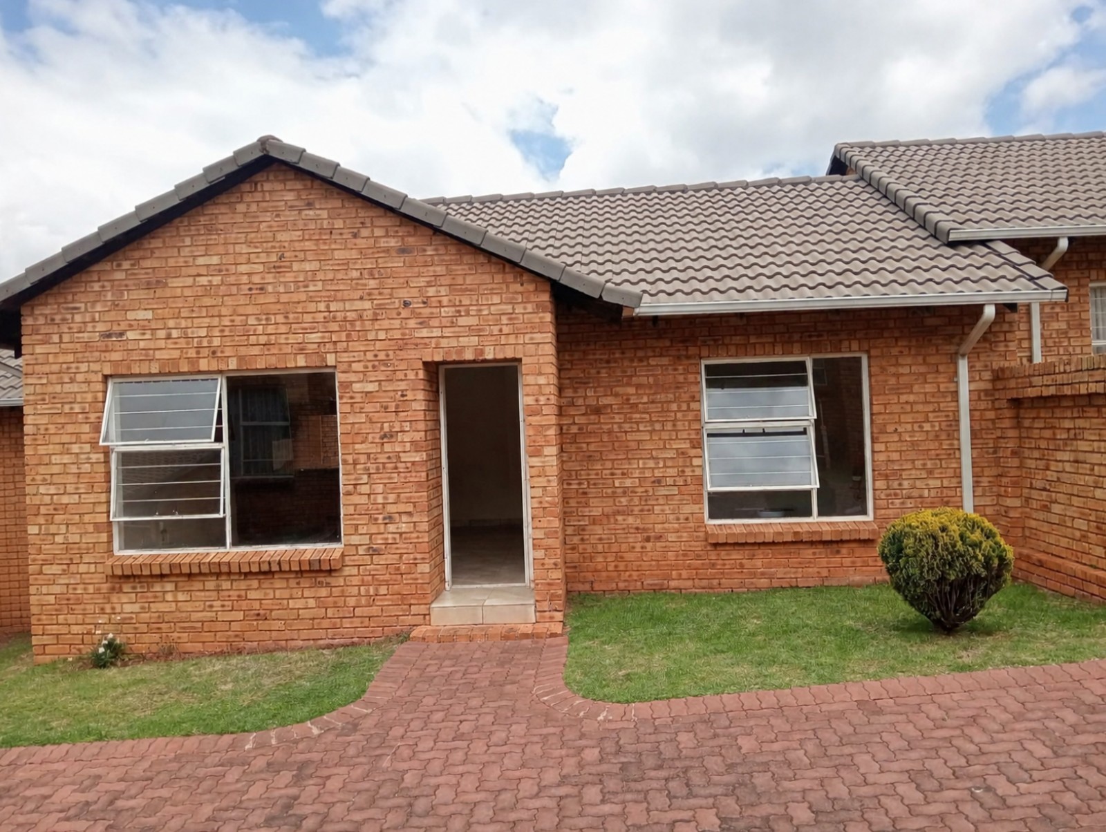 Townhouse for rent in Groblerpark, Roodepoort
