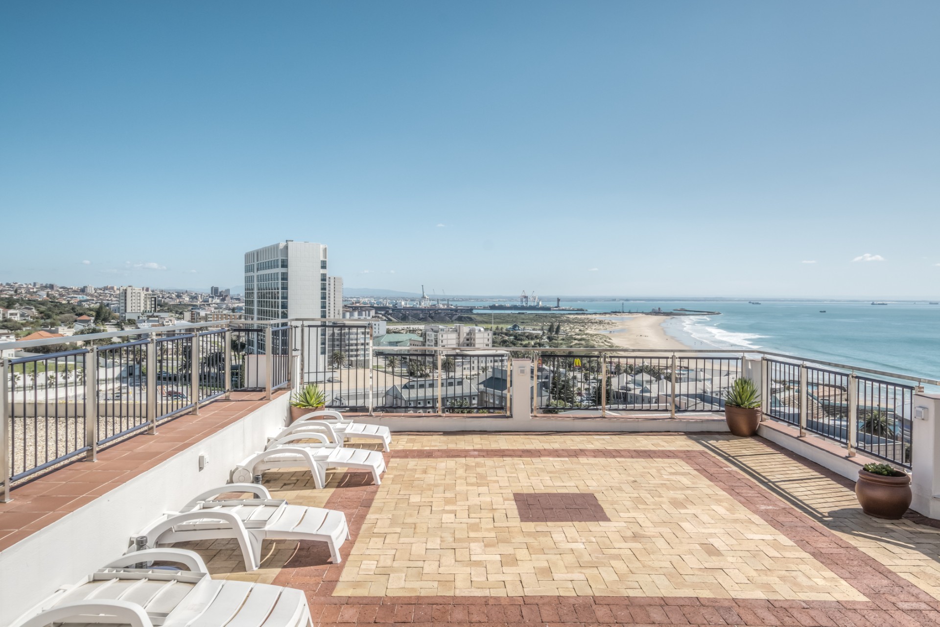 Apartment for sale in Summerstrand, Port Elizabeth, 74 m²