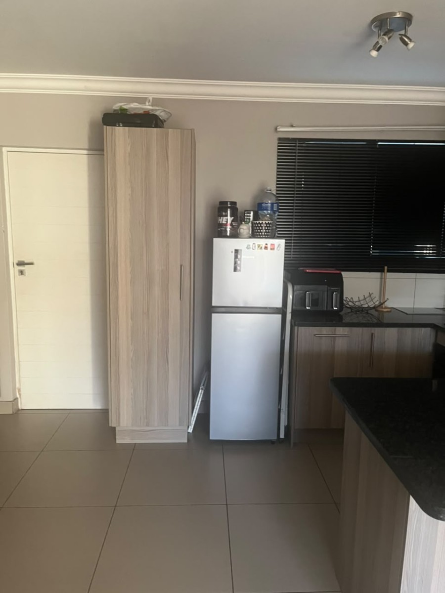 Apartment for sale in Broadacres, Sandton, 53 m²