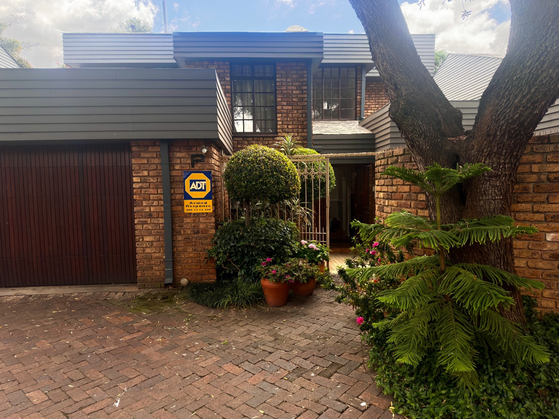 Townhouse for sale in Nieuw Muckleneuk, Pretoria, 333 m²