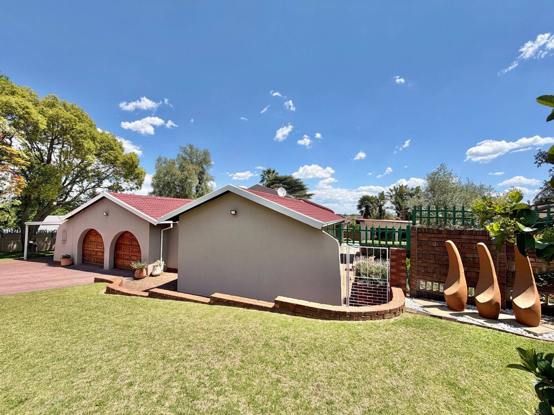 House for sale in Elarduspark, Pretoria, 300 m²